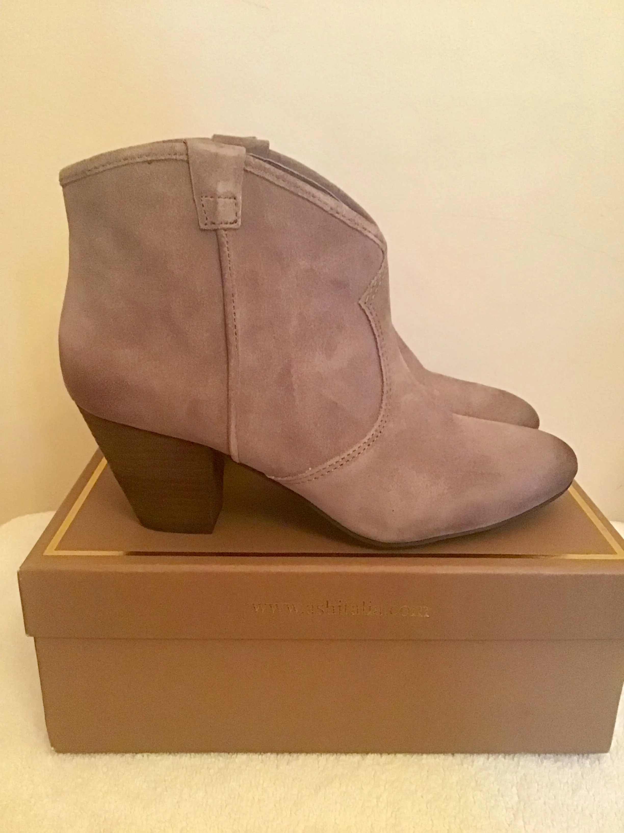 BRAND NEW ASH JALOUSE SUEDE ANKLE BOOT IN STONE SIZE 7/40
