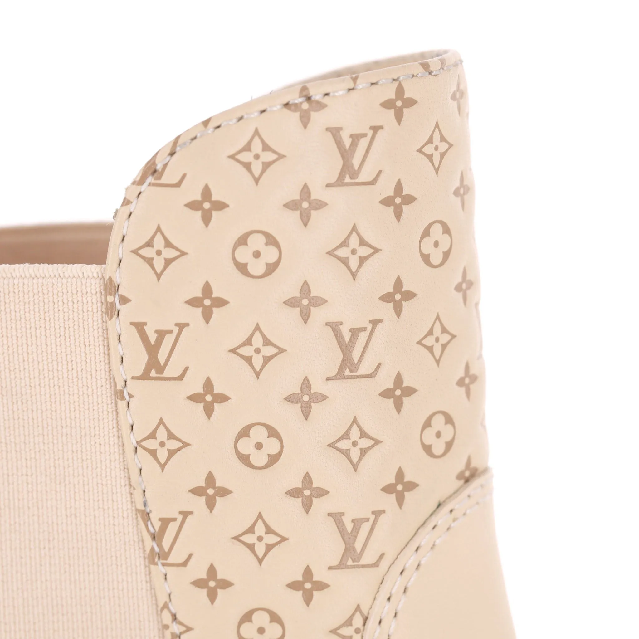 Louis Vuitton Suede 'LV'  Logo Embossed Laureate Platform Desert Boots. Size 37