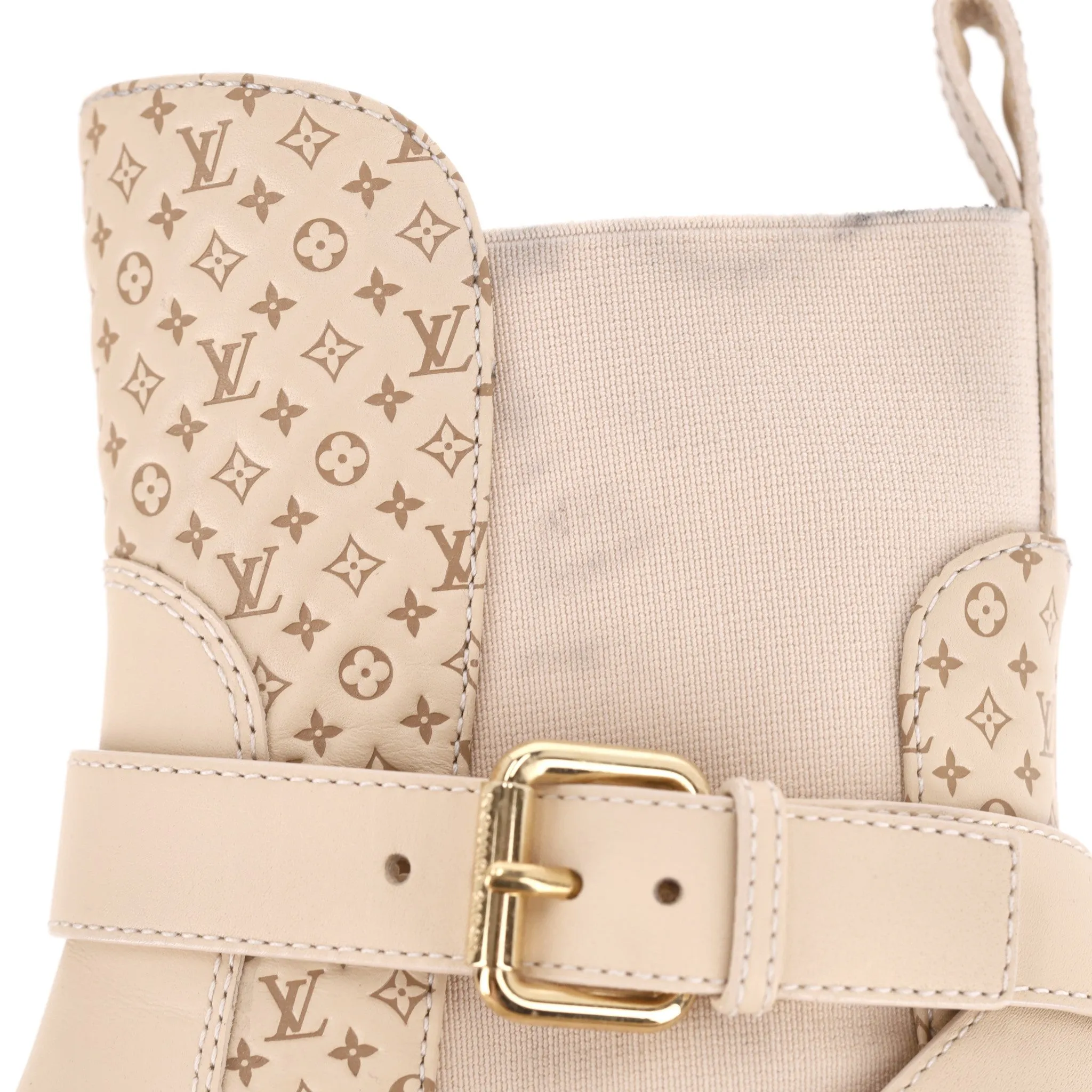 Louis Vuitton Suede 'LV'  Logo Embossed Laureate Platform Desert Boots. Size 37